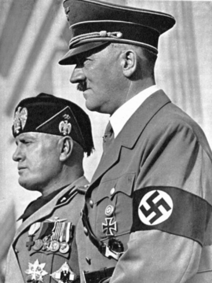 Benito Mussolini (kiri) dan Adolf Hitler (kanan), masing-masing adalah pemimpin Fasis Italia dan Nazi Jerman, keduanya fasis.
