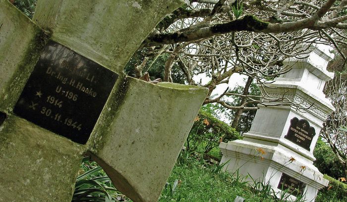 Nisan Ob.Lt. Dr. Ing. H. Haake, awak kapal selam Jerman U-196. Serdadu ini tewas karena kapal selamnya meledak akibat ranjau laut di Selat Sunda pada akhir 1944. Pada 1943-1945 Jerman memiliki pangkalan kapal selam di Penang, Jakarta, dan Surabaya.