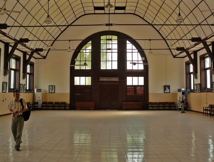 Interior gedung Proefstation voor de Java-suikerindustrie. Dari lembaga inilah, pada awal abad ke-20 Pasuruan telah dikenal hingga seantero dunia karena tebu ajaibnya.