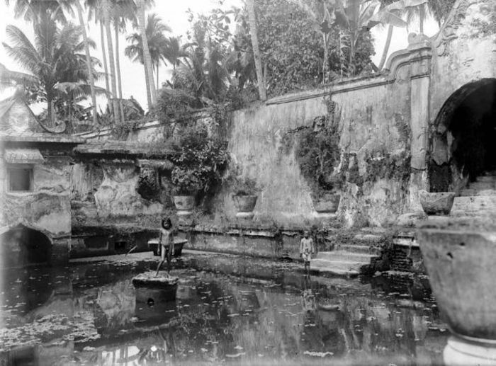Kolam Umbul Winangun di Taman Sari, Keraton Yogyakarta sekitar 1920-an. 