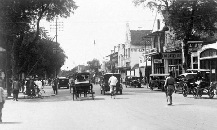 Suasana Jalan Malioboro di sebelah ujung utara. Kini, sebelah kiri adalah Jalan Abu Bakar Ali. Foto sekitar awal abad ke-20.