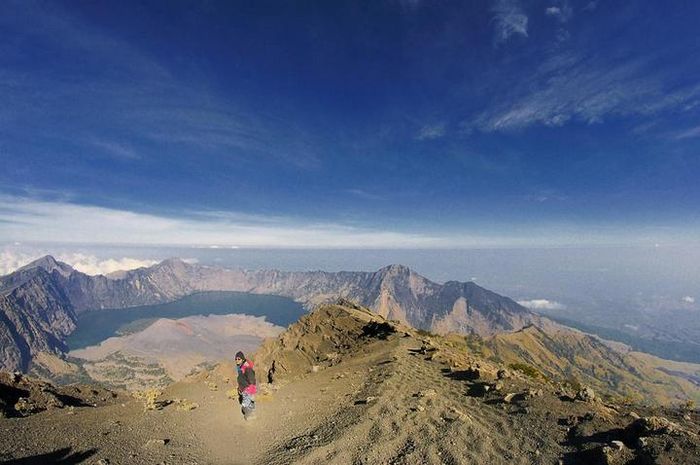 Pemandangan Danau Segara Anak yang indah dalam perjalanan turun dari Puncak Gunung Rinjani. Danau in
