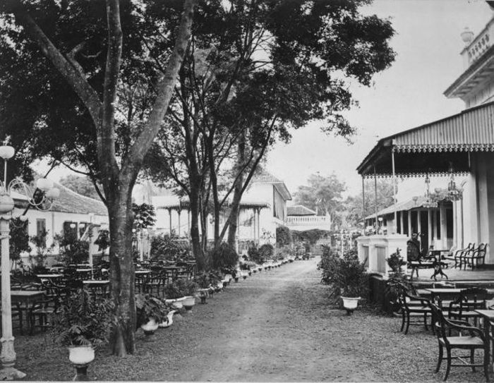 Taman di timur Societeit de Harmonie di Batavia sekitar 1870-1900. 