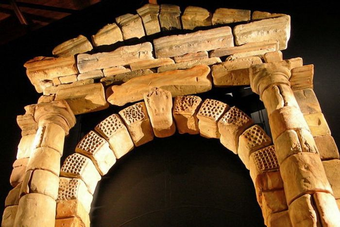 Batavia Portico yang dapat disimak di Maritime Museum - Shipwreck Galleries, Fremantle. Posisinya be