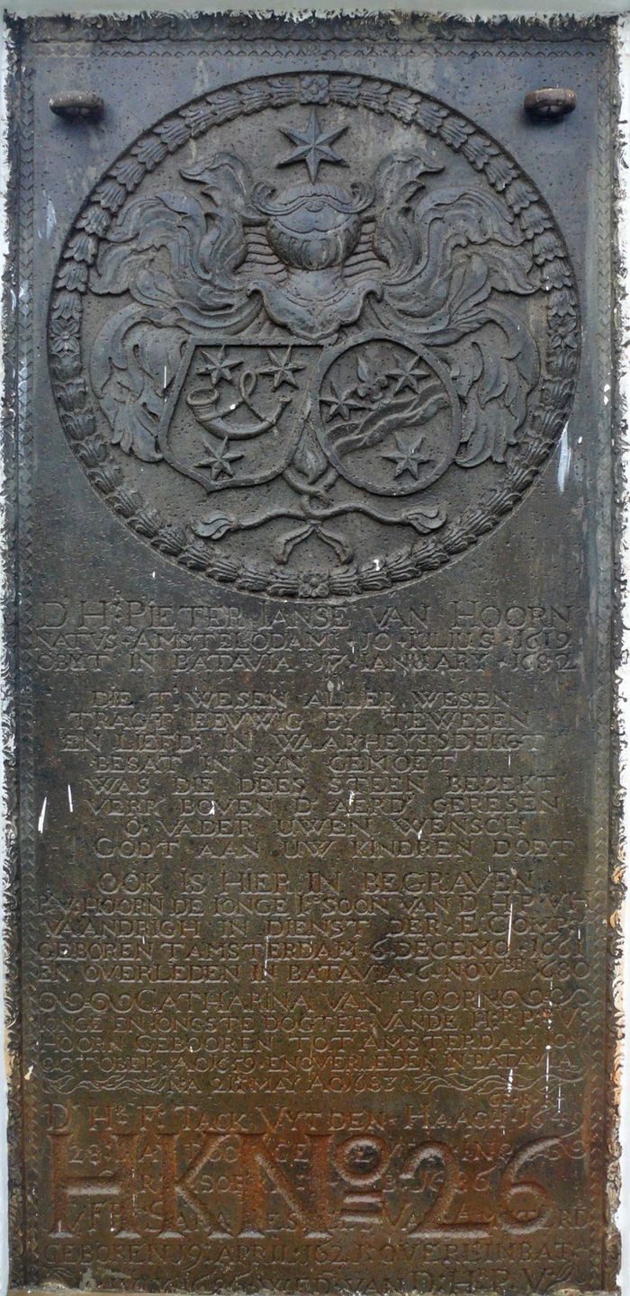 Batu nisan keluarga Pieter Janse van Hoorn.