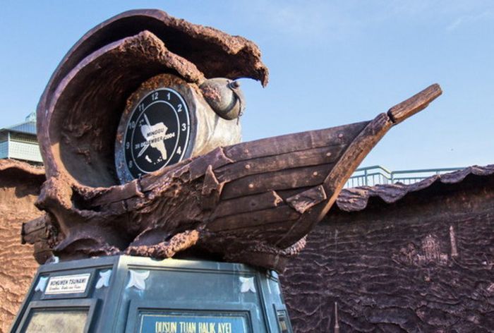 Monumen Tsunami di kompleks museum PLTD, Gampong Punge Blang Cut, lokasinya berada di sisi kanan kapal.