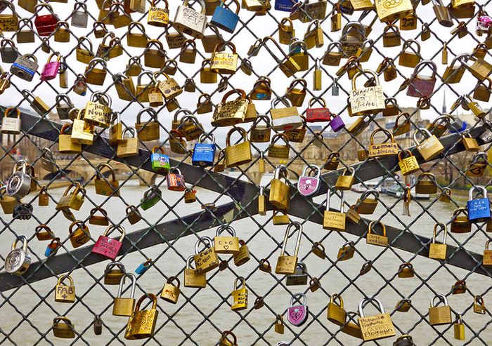 Ribuan gembok melambangkan cinta abadi dipasang oleh pasangan kekasih di Pont des Arts.