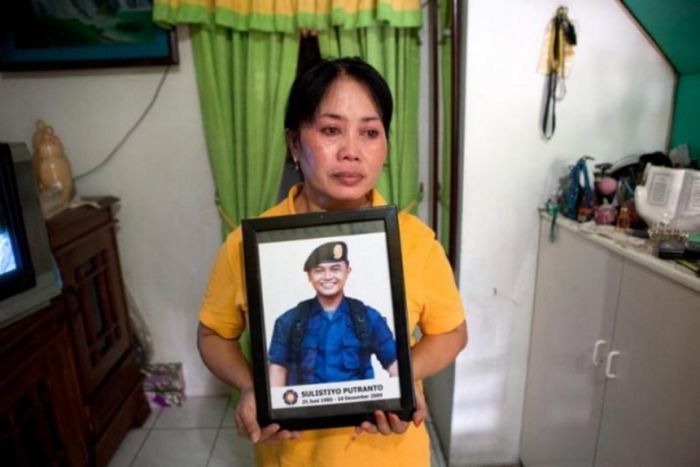 Titin Sunarsih selalu tak kuasa menahan haru jika teringat putranya, Sulistiyo Putranto, yang gugur saat berdinas memadamkan kebakaran. Bahaya yang mengancam keselamatan para pemadam tidak hanya api, tetapi juga asap, kesetrum listrik, dan tertimpa runtuhan bangunan yang kerap terjadi menyusul peristiwa kebakaran.