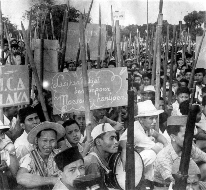 Gerilyawan di Jawa yang bersenjatakan bambu runcing dan senjata rampasan dari Jepang, sekitar 1946