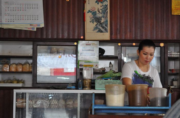 Warung Kopi 'Nikmat' di Jalan Diponegoro, Singkawang, Kalimantan Barat.