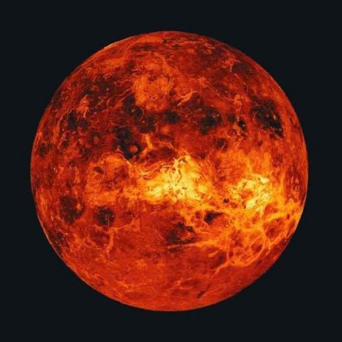 Venus memiliki suhu 465 derajat Celsius. Walaupun bukan merupakan planet yang terdekat dengan Mataha