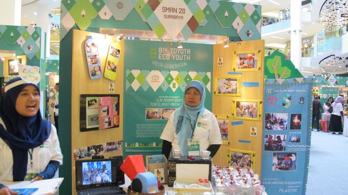SMAN 20 Surabaya menampilkan hasil karya implementasi ide mereka dalam kompetisi Toyota Eco Youth. Lomba inovasi bertema lingkungan ini mengajak pelajar SMA dan sederajat untuk berperan aktif dalam penyelamatan lingkungan. 