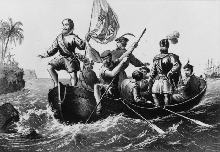 Christopher Columbus dan awaknya mendarat di pulau yang ia beri nama San Salvador, kini Bahama.