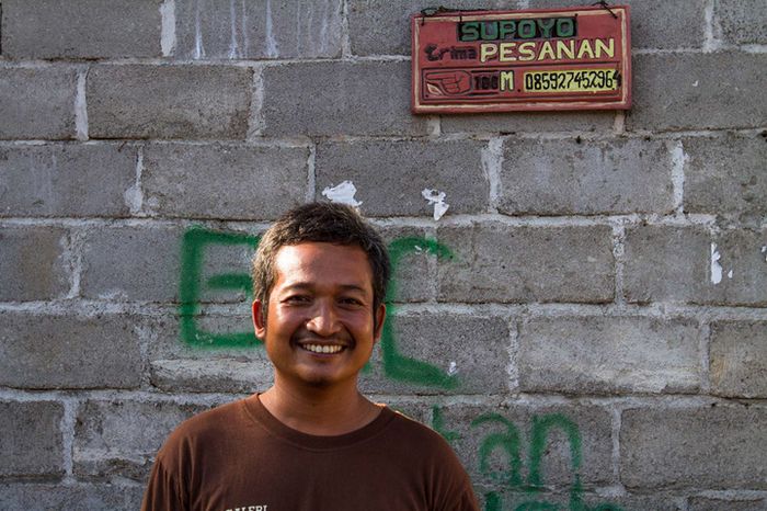 Salah satu pengerajin gerabah di Dusun Klipoh. Tradisi membuat gerabah di Dusun Klipoh, Magelang, Jawa Tengah.