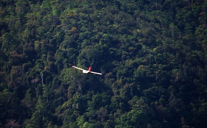 Drone terbang melintasi perbukitan