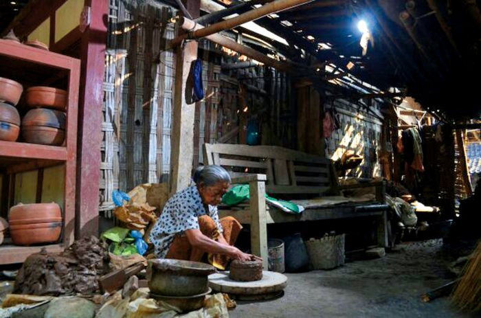 Salah satu pengerajin gerabah di Dusun Klipoh, Karanganyar, Magelang, Jawa Tengah.