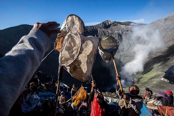 Masyarakat yang sedang berebut rejeki berupa uang dari persembahan masyarakat suku Tengger.