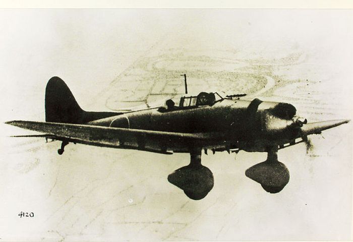 Pesawat pembom laut utama Aichi D3A milik Kekaisaran Jepang, pertama diproduksi pada 1940.  