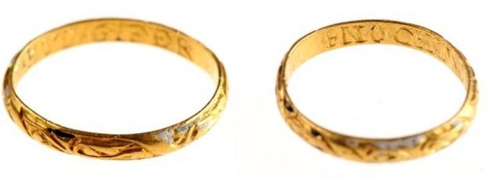 Cincin emas berukirkan tulisan romantis yang ditemukan di sebuah lahan bajakan di County Antrim, Irl