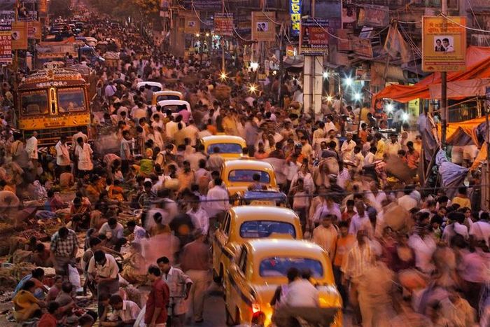 Jalanan di Kalkuta, India menggambarkan ancaman ledakan populasi penduduk dunia.