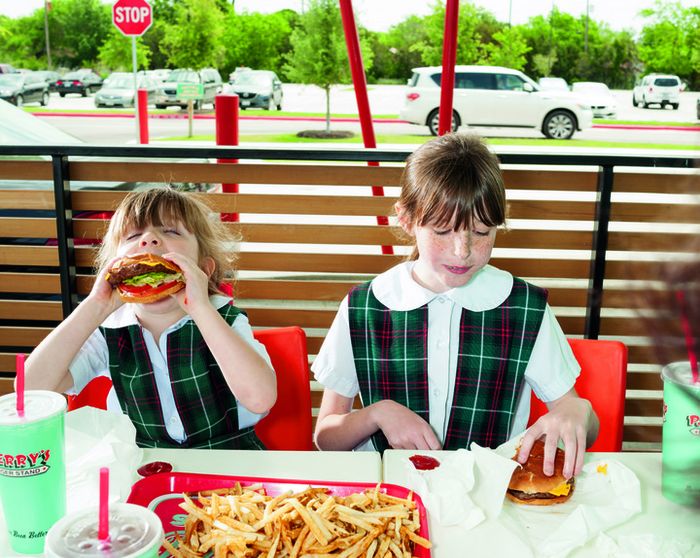 Andai diperbolehkan, Isabella Bartol (paling kanan) ingin makan burger setiap hari. Isabella, sembil
