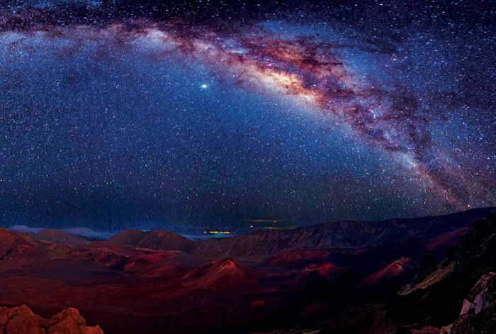 Terselubung debu kosmik, Bima Sakti membusur di atas Kawah Haleakala, Maui, AS. Cakram berbintang Bi