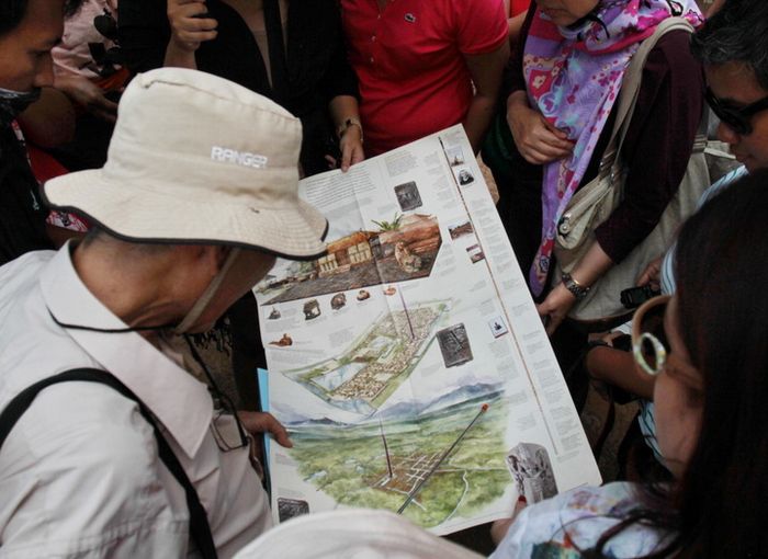 Di pelataran Gapura Wringin Lawang, Hasan Djafar menjelaskan tentang sebaran situs Majapahit.