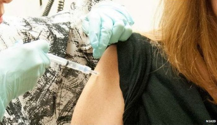 Seorang wanita berusia 39 tahun menjadi relawan pertama yang menerima vaksin eksperimental Ebola.