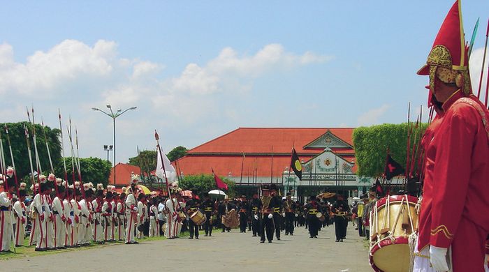 Para prajurit Keraton Yogyakarta, dari berbagai kesatuan wilayah, bersiap melakukan upacara Grebeg S