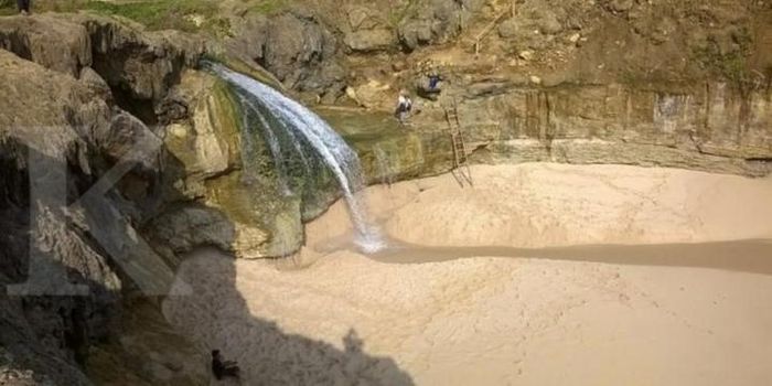 Banyu Tibo, Pacitan, Jawa Timur.