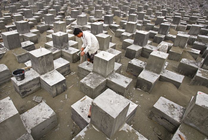 Pekerja melakukan pengecekan bongkahan beton pada Maret 2006.