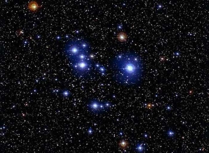 Gugus bintang bernama Messier 47. Kelompok bintang ini didominasi oleh taburan bintang-bintang biru 