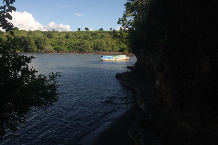 Pemandangan teluk di Desa Sowa, situs Wadu Pa'a, Kabupaten Bima, Sumbawa.