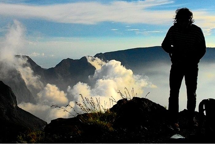 Siluet pendaki di puncak Gunung Tambora berketinggian 2.850 meter. Gunung bertipe stratovolcano akti