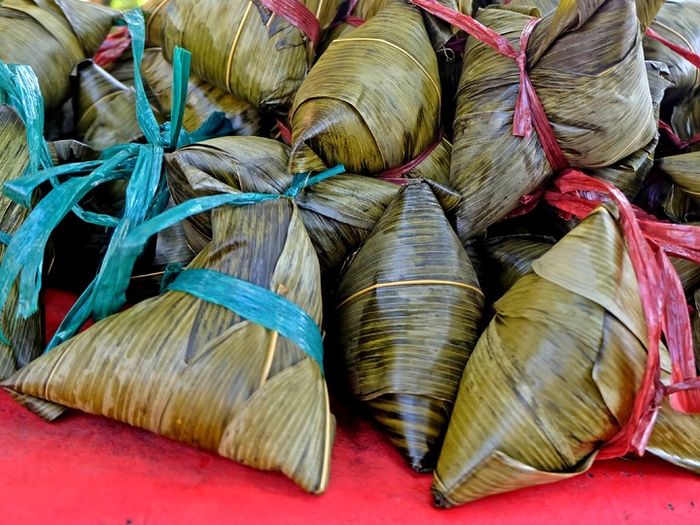 Bakcang, salah kudapan peranakan Tionghoa yang populer di Nusantara. Kudapan ini kerap disajikan dalam perayaan Peh Cun.