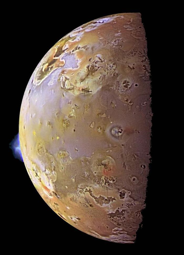 Di sisi kiri foto terlihat kibaran api biru yang berkobar sejauh 140 kilometer dari permukaan bulan 