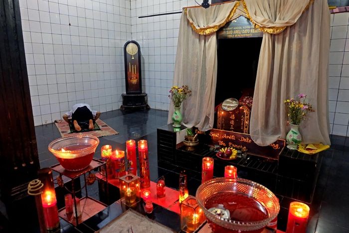 Seorang peziarah Klenteng Ancol tengah menunaikan ibadah salat.