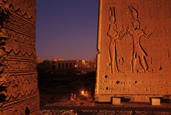 Relief Cleopatra pada dinding kuil di Dendera, Mesir. Cleopatra VII bersama putranya, Caesarion sebagai Firaun. Cleopatra bermaksud agar putranya menggantikannya sebagai penguasa Kerajaan Ptolemeus. Namun, kekalahannya di tangan Oktavianus dalam Perang Terakhir Kekaisaran Romawi dan kematian Caesarion