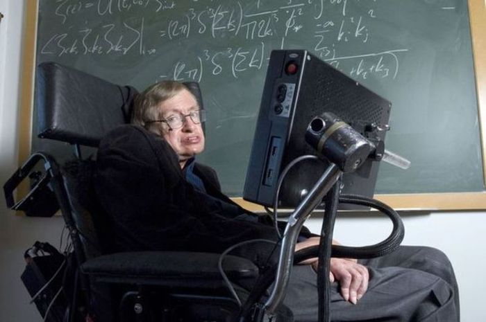 Stephen Hawking. Para peneliti fisika terlah mengonfirmasi tentang hukum area lubang hitam Hawking. Anehnya, hukum area ini tampaknya bertentangan dengan teorema fisikawan terkenal lainnya. Menurut fisikawan lain, lubang hitam harus menguap dalam skala waktu yang sangat lama.