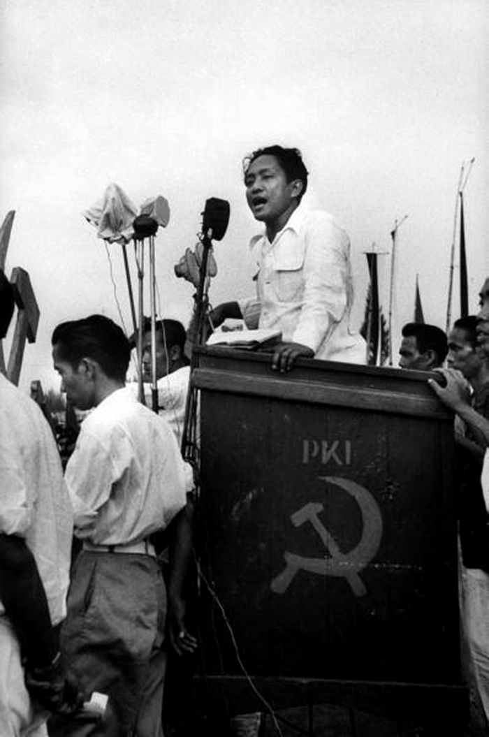 Dipa Nusantara Aidit (1923-1965), seorang Ketua Central Committee Partai Komunis Indonesia, tengah berpidato.