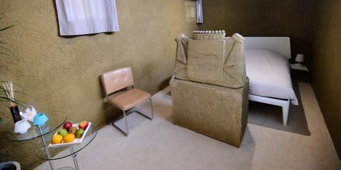 Suasana kamar tidur hotel istana pasir pertama di dunia yang dibangun dari berton-ton pasir yang mel