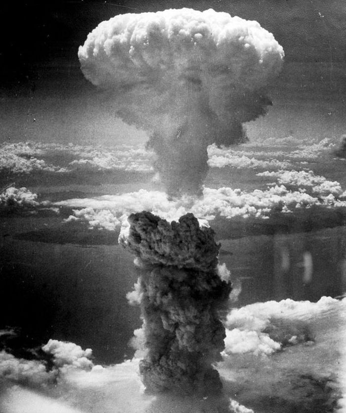 Kolom asap membubung lebih dari 18 kilometer di atas pelabuhan Nagasaki, Jepang, akibat bom atom.