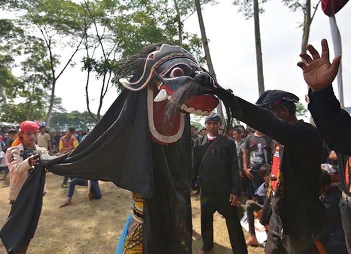 Awal mula kreasi ebeg untuk menggambarkan pasukan Mataram dalam menghadapi penjajahan Belanda. Gerak sigrak dan lincah untuk mengenang semangat pasukan Jawa dalam menempa kesiapan diri dan keterampilan perang.