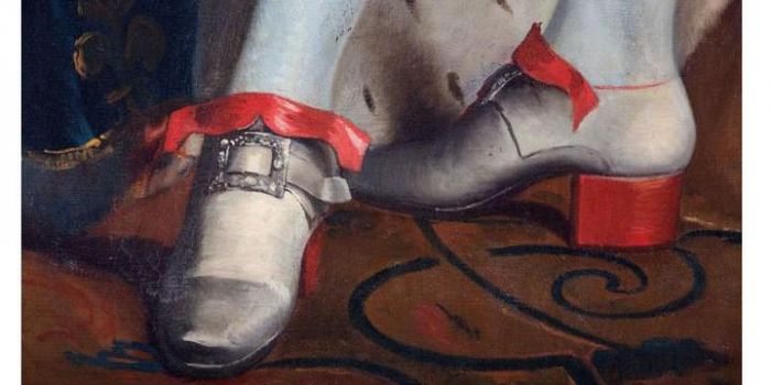 Ilustrasi sepasang sepatu tumit merah yang tinggi milik Louis XIV