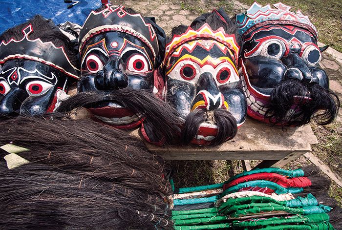 Selain kuda lumping, ebeg juga menampilkan barongan. Topeng berat ini terbuat dari kayu.