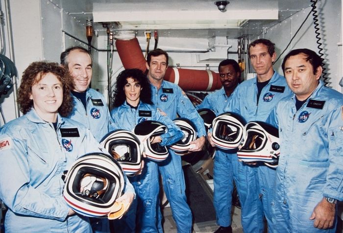 Tujuh astronaut yang tewas ketika pesawat ulang-alik antariksa Challenger, meledak beberapa saat setelah peluncuran.