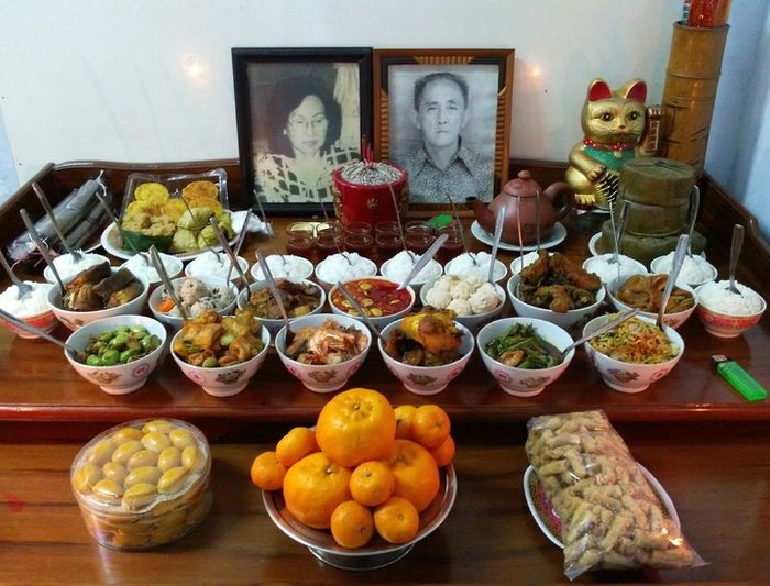 Ketika Imlek tiba, masyarkat Tionghoa menyajikan berbagai jenis makanan sebagai persembahan.