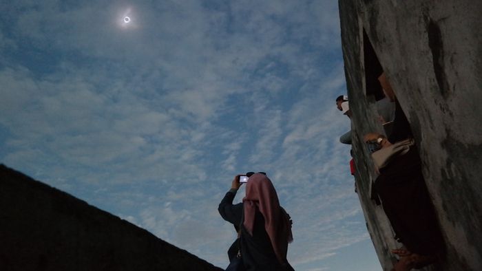 Gerhana matahari hibrida sangat langka karena terjadi hanya satu kali dalam satu dekade dan tahun ini bertepatan dengan bulan Ramadhan.