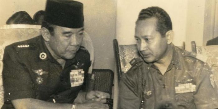 Presiden RI ke I Soekarno dan Jenderal Soeharto.