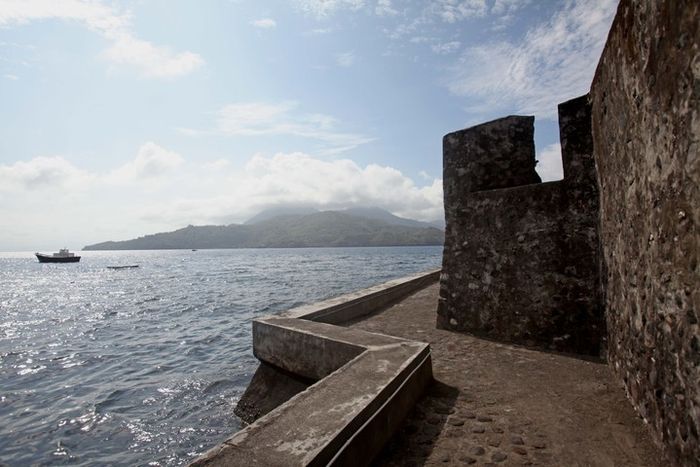 Fort Kalamata di pesisir Ternate yang menghadap Pulau Tidore, Maluku Utara.